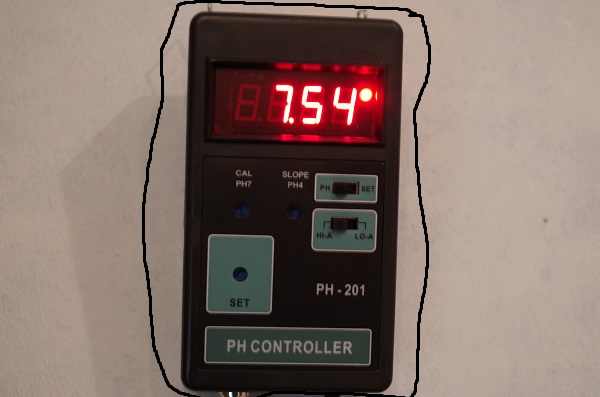 PH-controlleri ei ole välttämätön, mutta helpottaa monia asioita. mm. sitä ettei tarvitse pelätä että meneekö akvaarioon liikaa hiilidioksidia vai ei. PH-controlleri nimensä mukaisesti ja edellä mainitulla tavalla säätelee PH-arvoa. Tosin, tämä edellyttää sitä että hiilidioksidi pullo on täynnä... HUOM! PH-kontrolleri käyttää elektrodia ja tämä täytyy kalibroida aika ajoin. Riippuu elektrodista itsestään.