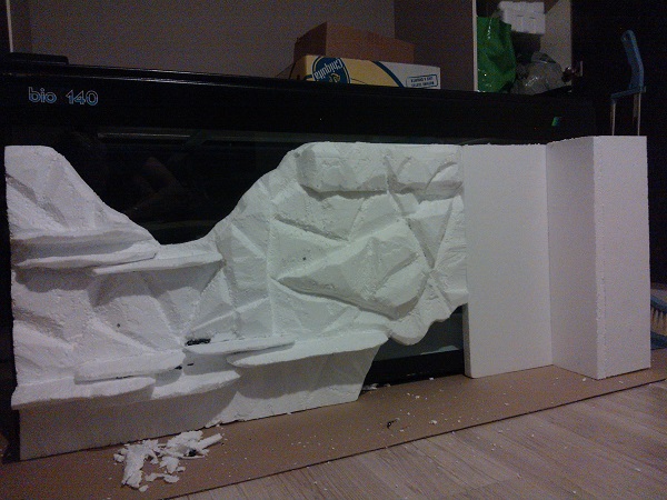 Ensin oli ajatuksena laittaa mattosuodatin, jonka takia kulmassa tila.