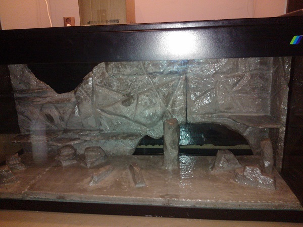 Kaksikomponenttilakalla pinnoite pariin kertaan ja silikoonilla kiinni akvaarioon.