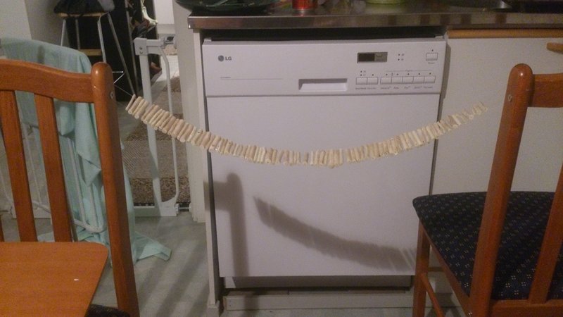 Ihan näppärästi muotoutuu kuitenkin kaarelle eikä ole mikään jäykkä rakennelmä vaan yllättävänkin notkea (paitsi sivuttais suunnassa, mikä on aivan hyvä asia). Tässä nyt äkkiseltään kyhättynä ja ripustettuna roikkumaan. :) Huomenna sitten puran paketin ja nakkaan kattilaan hetkeksi.