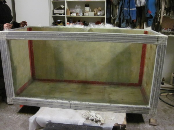 Kuidutettu ja reunoja leikkaamassa